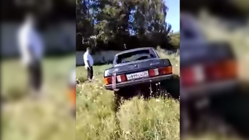 VIDEO: Un viejo auto soviético choca y rompe una valla de hormigón