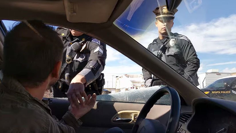VIDEO: Policías paran un vehículo en EE.UU., rompen la ventanilla y detienen al conductor
