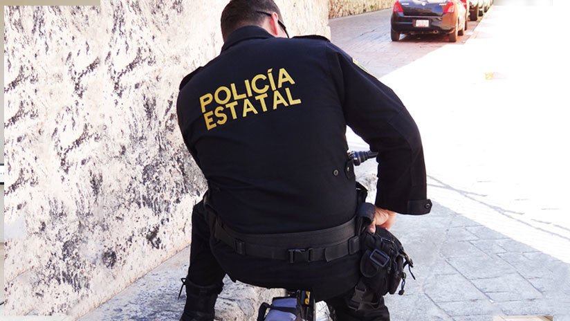 FOTOS: Se le sale una llanta en México, lo para un agente de tráfico y... ¡le ayuda a repararla!   