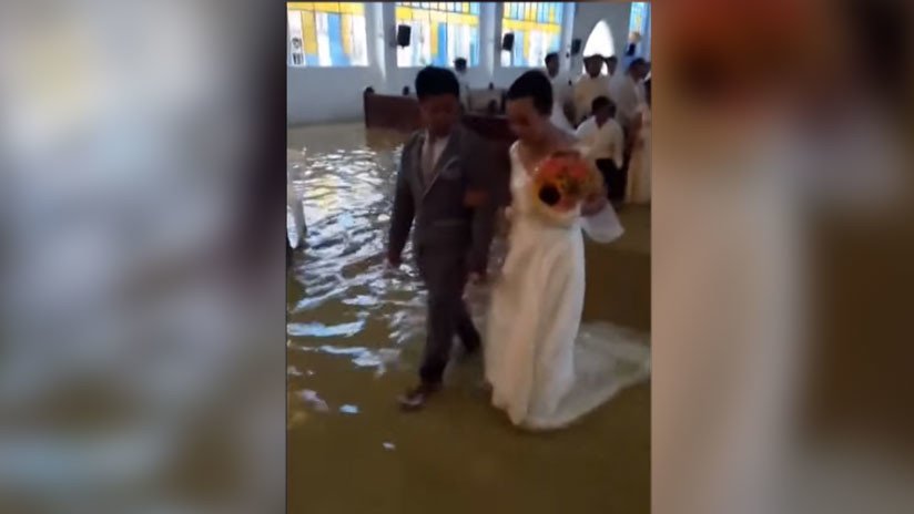 VIDEO: Una pareja se casa en una iglesia inundada por fuertes lluvias 