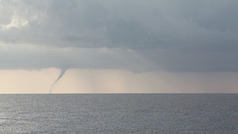 VIDEO: Dos tornados se generan simultáneamente en el golfo de Finlandia frente a la costa de Rusia
