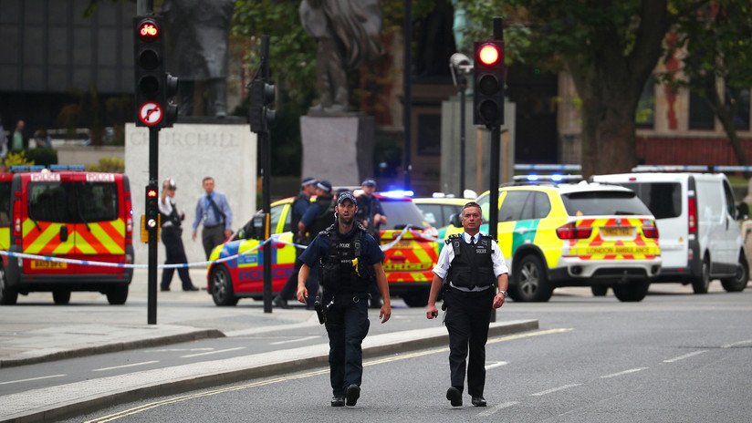 VIDEO: Conductor deja varios heridos al chocar contra valla del Parlamento británico y es detenido