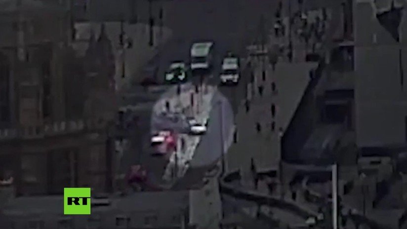 VIDEO: El momento exacto del choque de un coche contra la valla del Parlamento británico