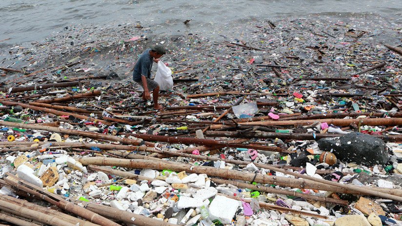 VIDEO: 'Olas de basura' plástica invaden la costa de una bahía en Filipinas