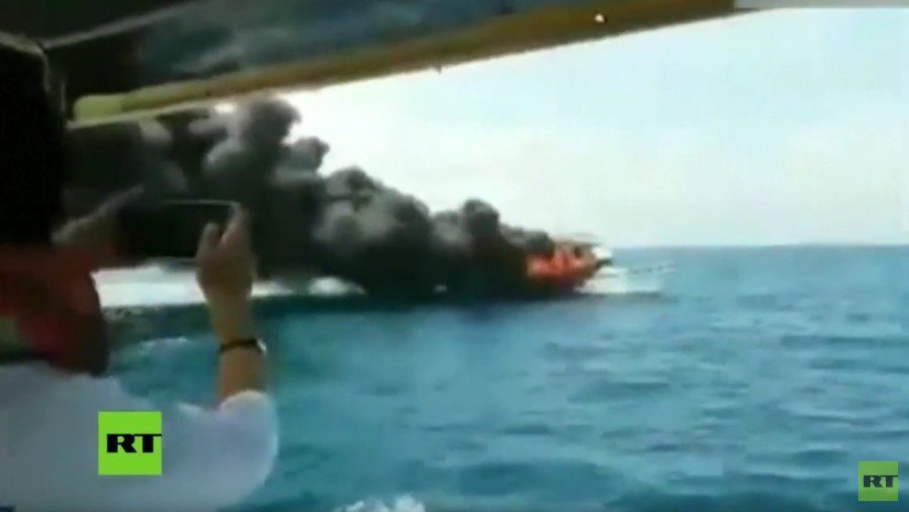 VIDEO: Se incendia un barco de avistamiento de ballenas con 46 personas a bordo