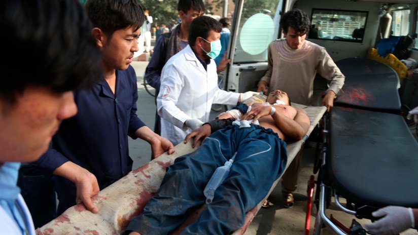Mueren al menos 34 afganos en un atentado suicida frente a un centro educativo de Kabul