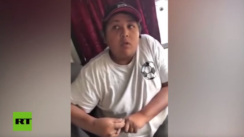 VIDEO: Un conductor de autobús con cara de niño desconcierta a una pasajera en Rusia