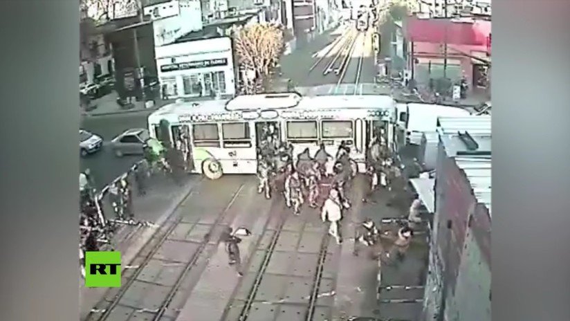 VIDEO: Un tren casi embiste a un bus lleno de pasajeros en Argentina