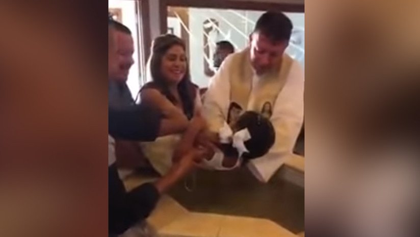 VIDEO: Una niña le dice "p*to" a un sacerdote durante su bautizo