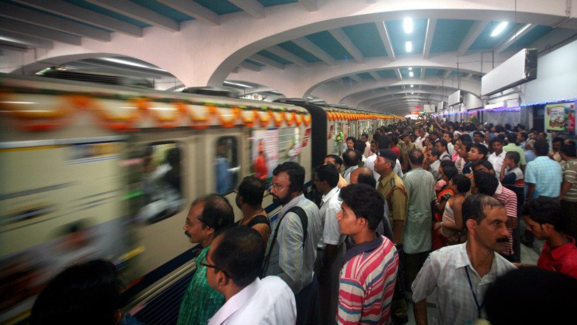 Hora punta en la India: una marea de pasajeras lucha para subirse a un tren (VIDEO)