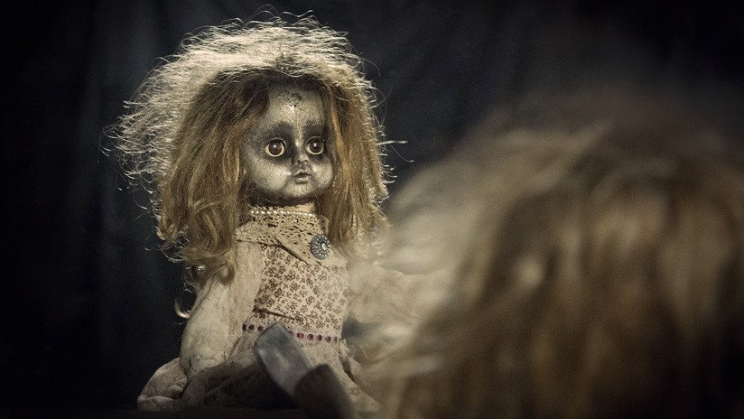 "La acaricio y me siento segura": Una joven en EE.UU. se casará con una muñeca satánica (FOTOS)