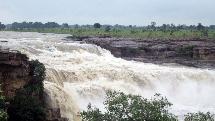 VIDEO: Una fuerte riada arroja a 12 personas por una cascada de India