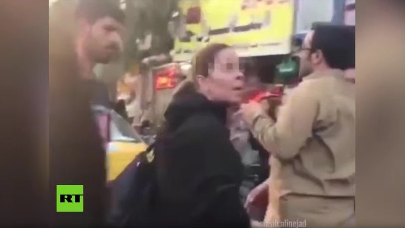 VIDEO: Una mujer musulmana se quita su hiyab después de que un clérigo la amenazara con detenerla