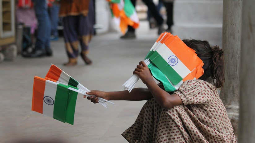 Niño saludando la bandera india durante inundación en una foto icónica enfrenta posible deportación