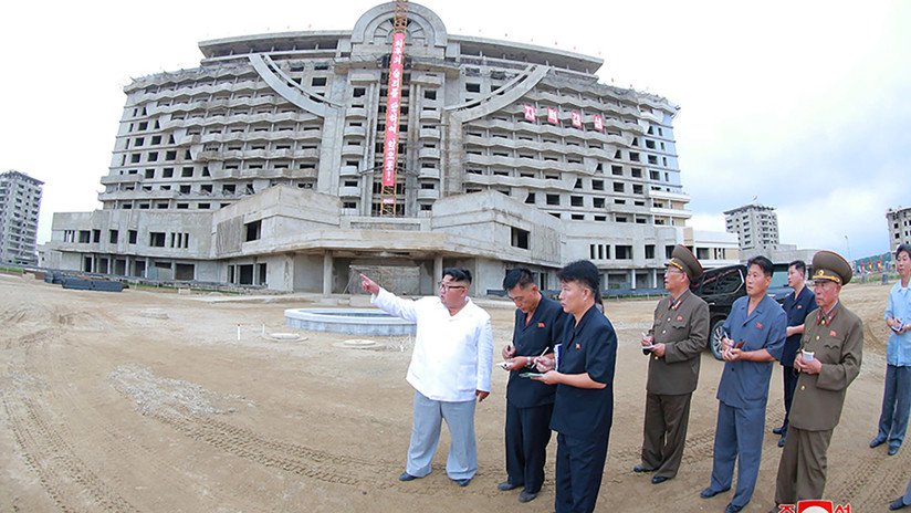 La visita de Kim Jong-un a las obras de un complejo turístico que "dominará el mundo", en imágenes