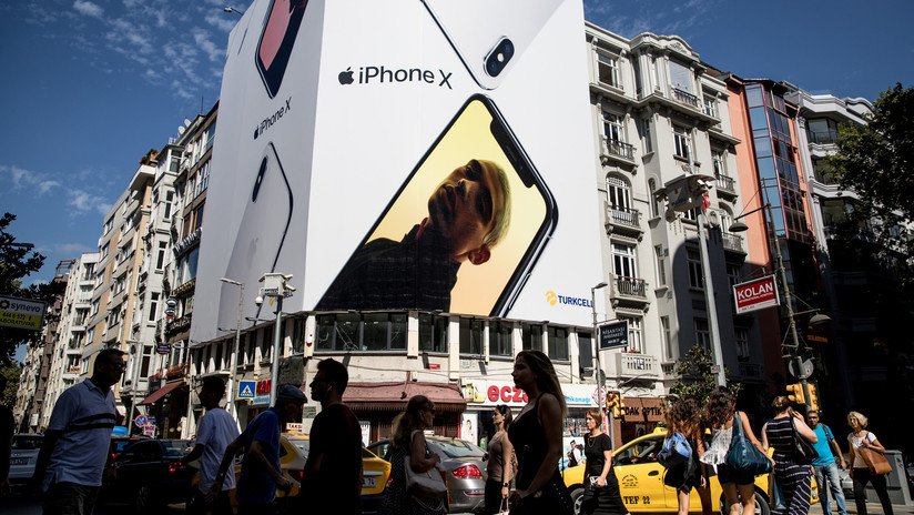VIDEO: Turcos destrozan sus iPhones en una campaña de apoyo a Erdogan