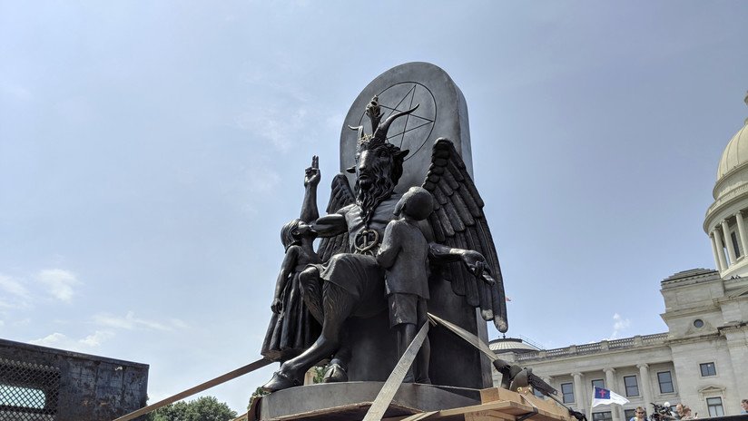 FOTO, VIDEOS: Con enorme ídolo diabólico satanistas piden retirar un monumento cristiano en EE.UU.