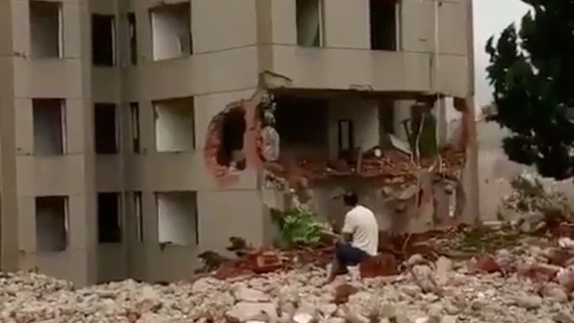 VIDEO: Hombre escapa 'por los pelos' de un edificio que se le derrumba encima