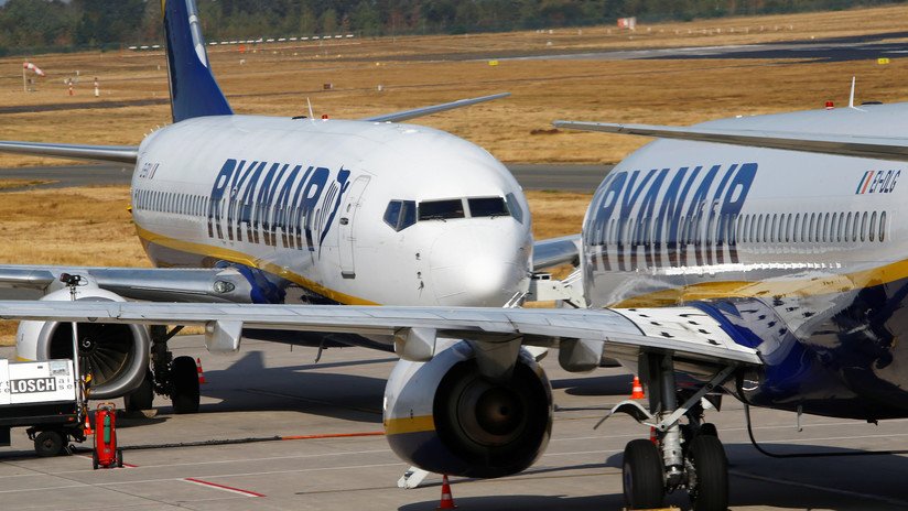 Hombre vestido de Campanilla es expulsado de avión tras amenazar con "cortar" a todos los pasajeros