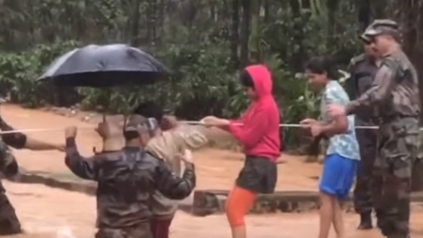 VIDEO: El dramático rescate del Ejército a damnificados de las devastadoras inundaciones en la India