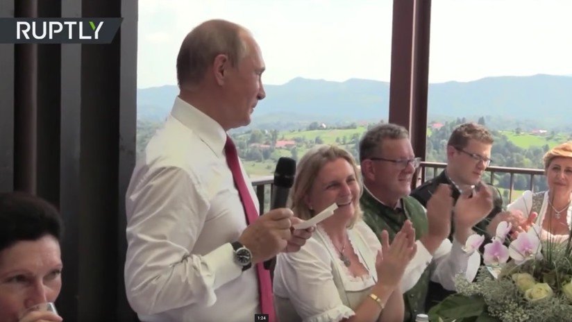 VIDEO: Putin baila con la novia y pronuncia un brindis en alemán en la boda de ministra austriaca