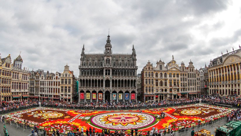 FOTOS: Activistas semidesnudas pisotean la alfombra floral de Bruselas por el maltrato de migrantes