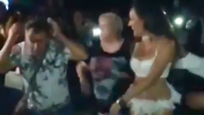 VIDEOS: Un hombre decide bailar con una 'stripper' pero aparece su esposa y le da una paliza