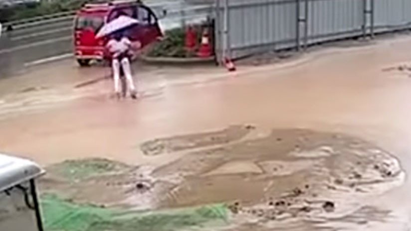 VIDEO: Dos niñas caen y casi se ahogan en un agujero repleto de agua por las fuertes lluvias