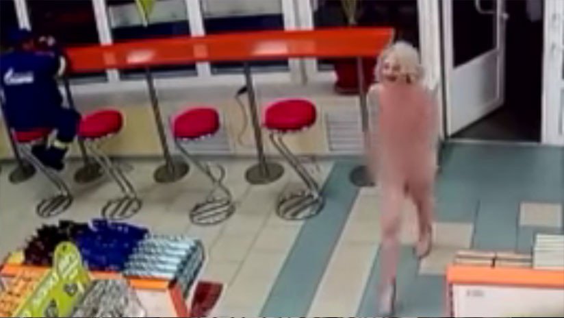 VIDEO: Un juez ruso dimite tras grabar a su acompañante desnuda comprando champán en una gasolinera