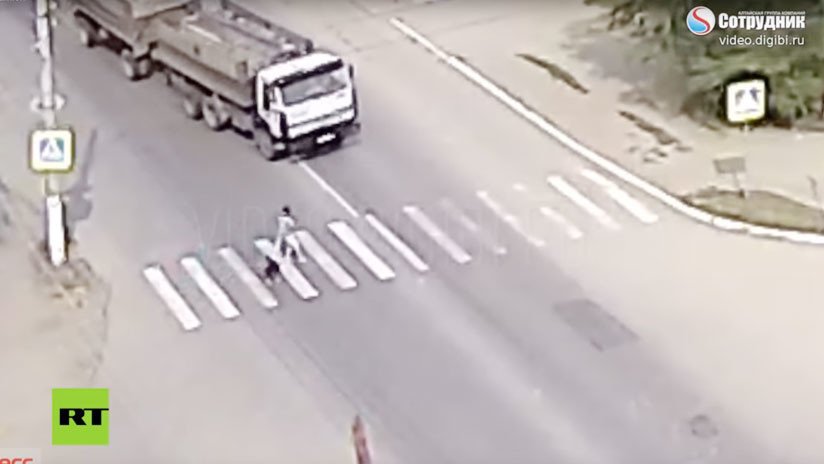 VIDEO: Un perro salva a su dueña de morir atropellada por un camión