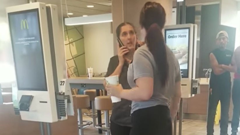 VIDEO: Empleada de McDonald's le arroja su teléfono en la cara a una clienta que la escupió
