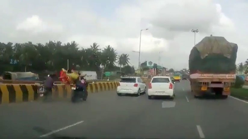 VIDEO: Una niña de 5 años continúa sola arriba de una moto durante 250 metros tras un accidente
