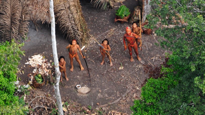 Un dron graba la vida diaria de una tribu aislada en la Amazonía brasileña (VIDEO)