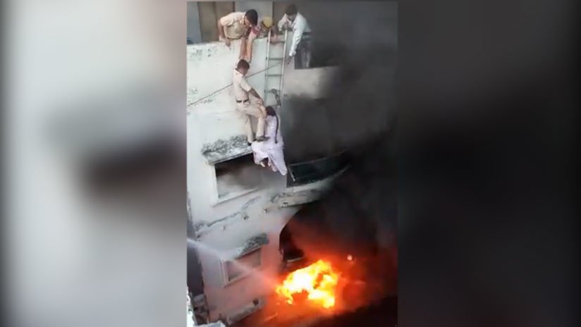VIDEO: Policías forman una cadena humana para rescatar a una mujer atrapada en un incendio