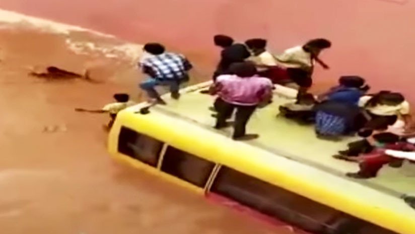 VIDEO: Rescatan un autobús con 50 estudiantes en medio de fuertes inundaciones en la India
