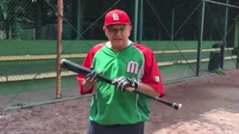 VIDEO: López Obrador se toma un día de descanso para jugar béisbol