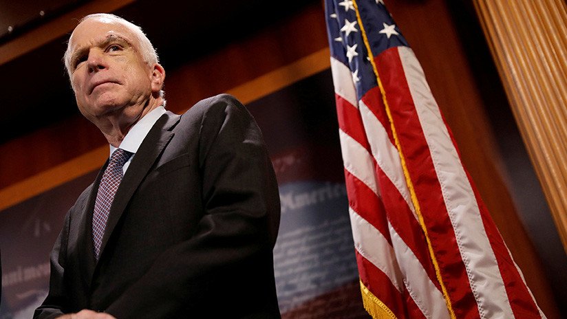 El senador John McCain decide suspender su tratamiento contra el cáncer 