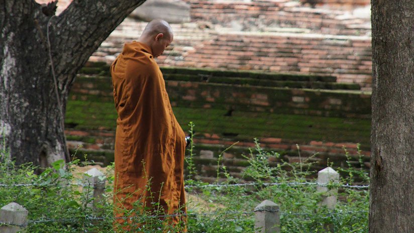 Un monje budista mata a golpes a un novato de 9 años por una "travesura"