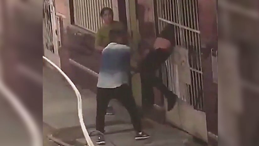 Perú: Huye de la tienda que intentó robar pero queda atascado entre las rejas  (VIDEO)