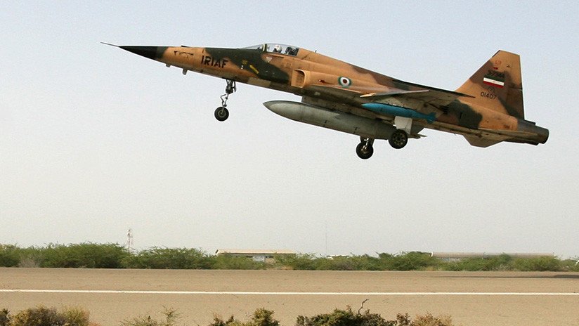 Un avión militar se estrella en Irán