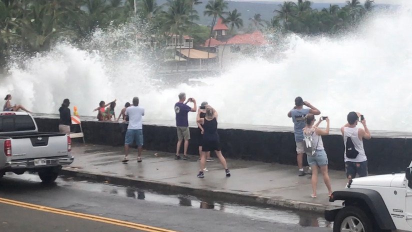 Hawái queda inundado por las abundantes lluvias tras el paso del huracán Lane