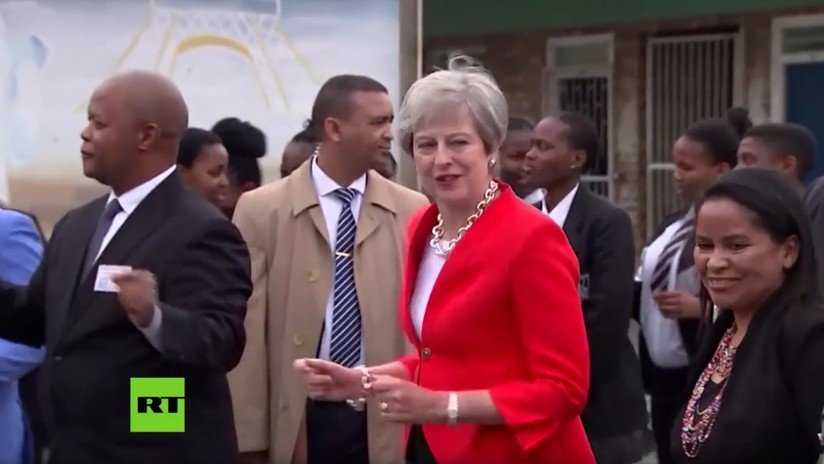 VIDEO: El carismático y muy peculiar baile de Theresa May con un grupo de niños en Sudáfrica