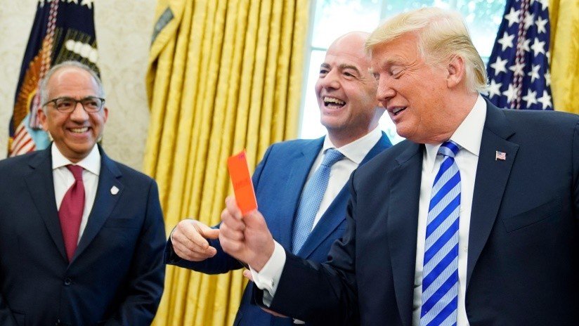 VIDEO: Trump 'expulsa' a los periodistas de la Casa Blanca mostrándoles una tarjeta roja