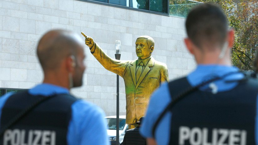 VIDEO: Retiran una estatua de Erdogan en Alemania para evitar disturbios violentos