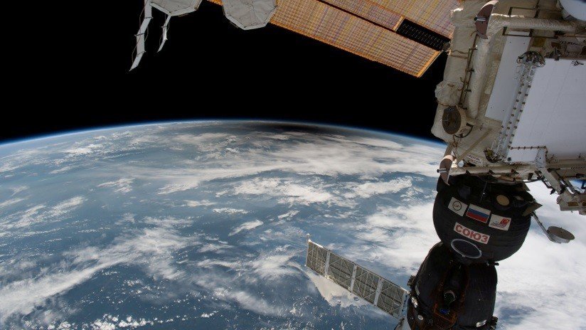 Cosmonautas rusos logran detener fuga de aire en una de las cápsulas de la EEI