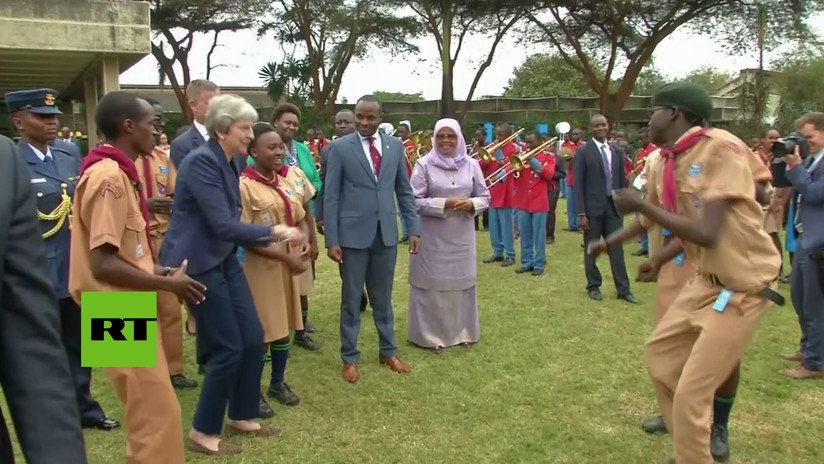 VIDEO: Theresa May vuelve a explosionar la Red con su baile peculiar en África