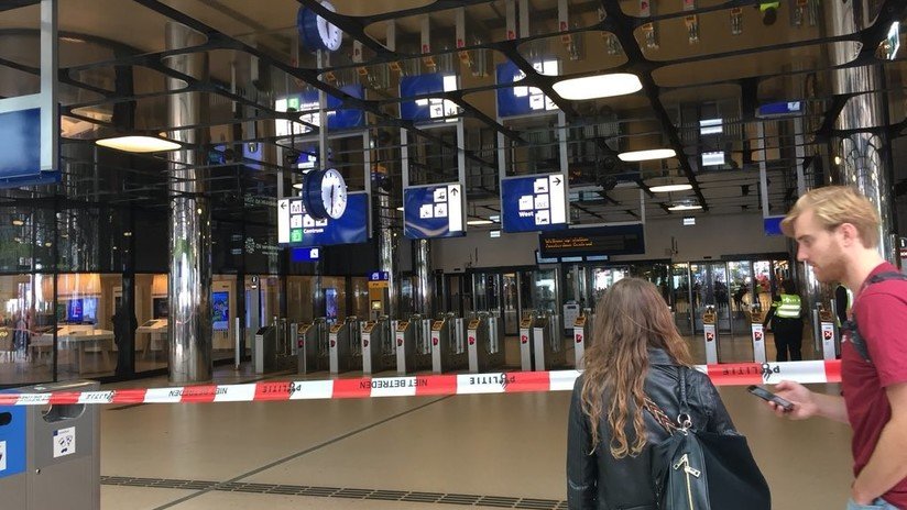 La Policía neerlandesa tirotea a un sospechoso de apuñalar a dos personas en una estación de tren