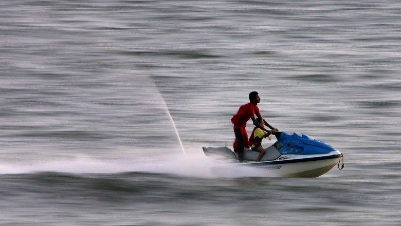 VIDEO: Captan el momento en que una moto acuática explota con dos pasajeros a bordo