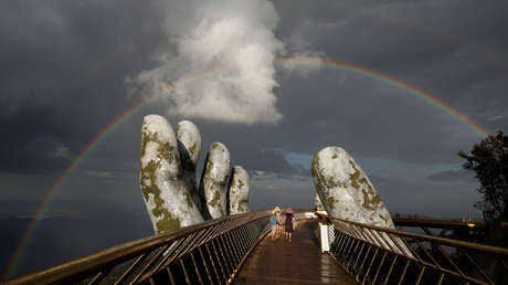 El singular Puente de Oro de Vietnam, sujetado "por las manos de los dioses"