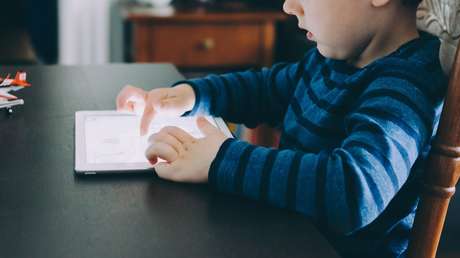 Niño filipino de 6 años sufre tics nerviosos permanentes tras jugar horas con diversos dispositivos